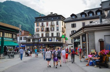 Chamonix, Fransa - 30 Temmuz 2019: Alp tatil Chamonix Sokak yaz aylarında insanlar dükkan ve restoranlar etrafında yürüyüş ile fotoğraflandı. Turistik, turistik yer. Kış kayak merkezi