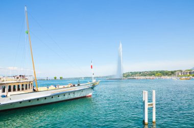 Cenevre, İsviçre - 17 Temmuz 2019: Jet d'Eau, Cenevre Gölü üzerinde ünlü bir çeşme. İsviçre şehrinin sembolü. Ünlü dönüm noktası ve turistik turistik turistik tekne gezisi ile fotoğraflandı. Geneve