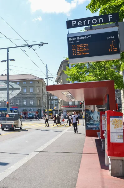 Berna, Svizzera - 14 agosto 2019: Stazione degli autobus presso la stazione ferroviaria centrale della capitale svizzera. Trasporti pubblici. Gente per strada. Auto sulla strada. All'incrocio. Vita quotidiana — Foto Stock