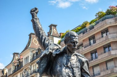 Montrö, İsviçre - 26 Temmuz 2019: Ünlü grup Queen'in solisti Freddie Mercury'nin ünlü heykeli. Farrokh Bulsara, Zanzibar, Tanzanya'da doğdu. Heykel popüler bir turistik dönüm noktası