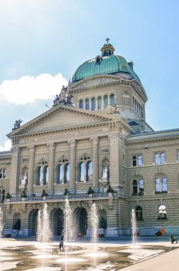 Bern, İsviçre - 14 Ağustos 2019: İsviçre Parlamentosu binası, bitişik teki meydanda yürüyen insanlarla dışarıdan fotoğraflandı. Hükümet, yönetim. İsviçre konfederasyonu. Durum