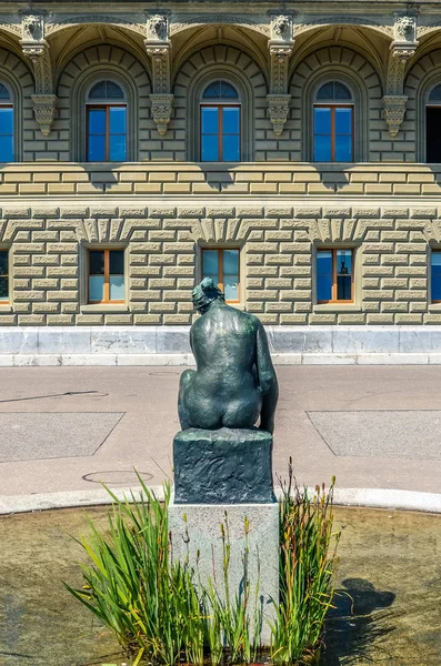 Berna, Svizzera - 14 agosto 2019: Statua di donna nuda fotografata da dietro nei pressi dell'edificio del Parlamento nella capitale svizzera. Scultura femminile, statua femminile. Classico, arte, opere d'arte — Foto Stock