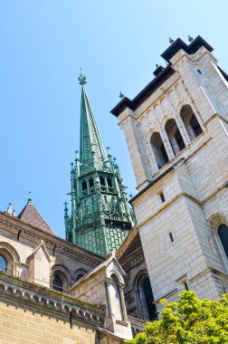 Cenevre, İsviçre'deki Saint Pierre Katedrali'nin dış cephesi. Roma Katolik katedrali olarak inşa edilmiş, ancak Reform Protestan Kilisesi Kilise Reformasyon sırasında oldu. Katedral kulesi