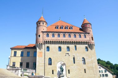 Lozan, İsviçre - 11 Ağustos 2019: Chateau Saint-Maire, Kanton hükümetinin merkezi olarak hizmet veren bir kale, Vaud Danıştayı. Ulusal öneme sahip İsviçre miras alanı