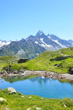 Buzul Lac de Cheserys, Fransız Alpleri Chamonix-Mont-Blanc yakınlarındaki Cheserys Gölü. Arka planda karla kaplı dağlara sahip alp gölü. Fransa dağı, Tour du Mont Blanc yolu. İnanılmaz manzaralar