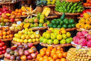 Portekiz 'in Madeira Adası, Funchal' daki ünlü pazarda tropikal meyveler. Egzotik meyve. Muz, mango, tutku meyvesi veya avokado. Renkli yemekler, sağlıklı yaşam tarzı.