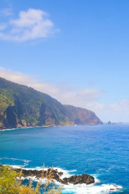 Portekiz 'in Madeira Adası' nın inanılmaz kuzey kıyıları Seixal köyü tarafından fotoğraflandı. Yeşil ormanlarla kaplı güzel sarp kayalıklar. Atlantik Okyanusu 'ndaki Portekiz adası. Turizm beldeleri
