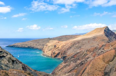Portekiz, Madeira Adası, Ponta de Sao Lourenco 'daki güzel volkanik manzara. Madeira adasının en doğu noktası, Atlantik Okyanusu kıyısındaki kayalıklar. Portekiz manzarası. Turistik yerler
