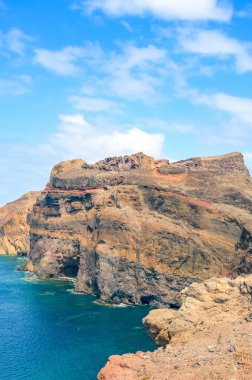 Portekiz 'in Madeira Adası, Ponta de Sao Lourenco kentindeki çarpıcı uçurumlar dikey görüntülere yakalandı. Madeira adasının en doğu noktası, Atlantik Okyanusu 'nun yanındaki volkanik manzara.
