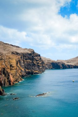 Portekiz 'in Madeira Adası' nın en doğusundaki Ponta de Sao Lourenco 'daki volkanik kayalıklar. Atlantik Okyanusu 'nun yanındaki inanılmaz kayalar. Portekiz volkanik manzarası. Seyahat yeri ve turistik eğlence.