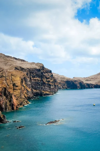 Portekiz 'in Madeira Adası' nın en doğusundaki Ponta de Sao Lourenco 'daki volkanik kayalıklar. Atlantik Okyanusu 'nun yanındaki inanılmaz kayalar. Portekiz volkanik manzarası. Seyahat yeri ve turistik eğlence.