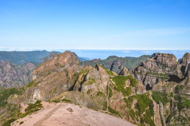 Madeira Pico Ruivo 'nun en yüksek zirvesine sahip güzel dağ manzarası Portekiz adasının en yüksek üçüncü dağı olan Pico do Arieiro' dan fotoğraflanmıştır. Yürüyüş istikameti, patika