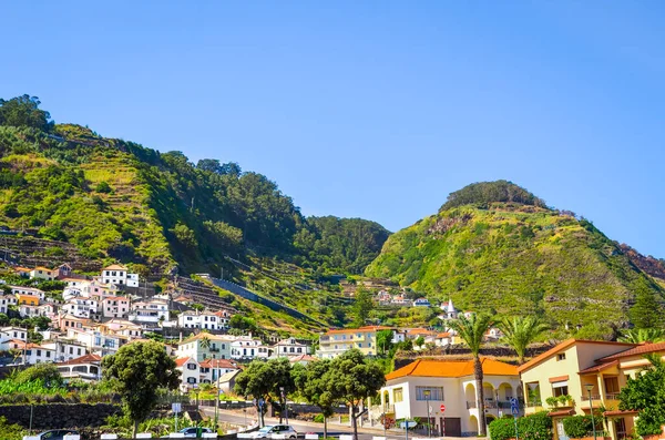 Aldeia pitoresca Porto Moniz na ilha da Madeira, Portugal. Bela costa norte da ilha. Pequena cidade portuguesa rodeada por colinas verdes. Paisagem incrível. Destino turístico — Fotografia de Stock