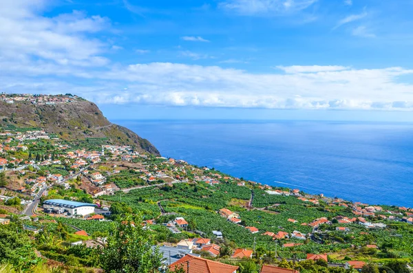 Prachtig uitzicht op Arco da Calheta, Madeira, Portugal. Pittoresk dorpje gelegen op een heuvel boven de Atlantische Oceaan. Groene bananen plantages. Portugees landschap. Toeristische bestemming — Stockfoto