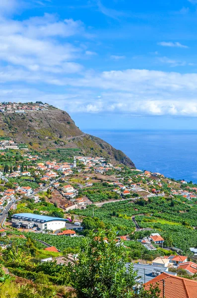 Vista deslumbrante do Arco da Calheta, Ilha da Madeira, Portugal. Uma bela aldeia localizada em uma colina acima do oceano Atlântico. Plantação de banana verde. Paisagens portuguesas. Destinos turísticos — Fotografia de Stock