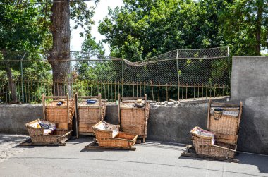 Portekiz, Madeira 'daki Wicker Basket Kızakları. Monte ve Funchal arasındaki geleneksel ulaşım aracı, artık turistik ilgi merkezi. Carreiros sürücülerinin tipik hasır şapkaları, Madeira imzalı.