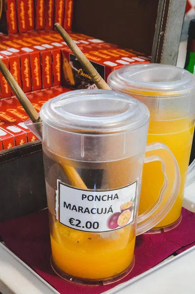 Porto da Cruz, Madeira, Portekiz - Sep 24, 2019: Poncha maracuja ile plastik sürahi, geleneksel alkollü Madeira içeceği. Tipik Portekizli alkolik içkisi. Tutku meyveli şeker kamışı alkolü