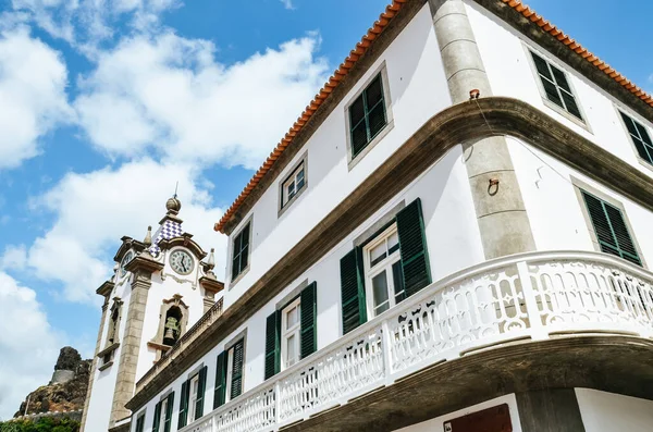 Edificios históricos e Iglesia de Sao Bento, Igreja Matriz de Sao Bento, en Ribeira Brava, Isla de Madeira, Portugal. Monumento fotografiado desde una perspectiva diferente. Pueblo portugués. Punto de viaje —  Fotos de Stock