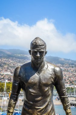 Funchal, Madeira, Portekiz - 14 Şubat 2019: Portekiz Funchal 'da ünlü futbolcu Cristiano Ronaldo' nun heykeli. Funchal şehri ve arka planda liman. Cr7 Müzesi 'nin bir parçası. Futbol, futbolcu