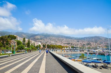 Funchal, Madeira, Portekiz - Bölüm 14, 2019: Portekiz adasının başkentindeki sokaklar. Arka plandaki tepedeki şehir. Sokaktaki insanlar, günlük hayat. Liman güvertesi. Liman, marina