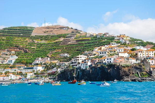 Csodálatos falu Camara de Lobos Madeira szigetén, Portugália fényképezett a vizek az Atlanti-óceán. Egy kis város egy dombon a parton. Turista célpont. Banánültetvény a lejtőn — Stock Fotó