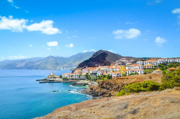Prachtige Marina da Quinta Grande op Madeira, Portugal. Klein dorpje, haven gelegen bij Ponta de Sao Lourenco. Rotsen en heuvels achter de stad door de Atlantische Oceaan. Stadsgezicht. Reisplaatsen — Stockfoto