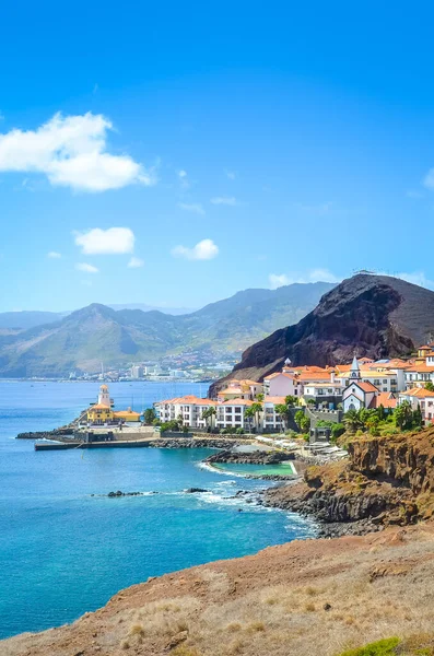 Pintoresca Marina da Quinta Grande en la isla portuguesa de Madeira. Pequeño pueblo, puerto situado por Ponta de Sao Lourenco. Rocas y colinas detrás de la ciudad por el océano Atlántico. Ciudades. Punto de viaje —  Fotos de Stock
