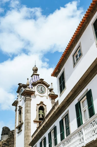 Historisk byggnad och Sao Bento kyrka, Igreja Matriz de Sao Bento, i Ribeira Brava, Madeira, Portugal. Religiöst tempel ur olika perspektiv. En liten portugisisk by. Arkitektur — Stockfoto