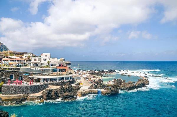 Porto moniz, madeira, portugal - 13.09.2019: Naturschwimmbecken im Atlantik. umgeben von Felsen aus dem offenen Meer. beliebter Touristenort auf der erstaunlichen portugiesischen Insel — Stockfoto