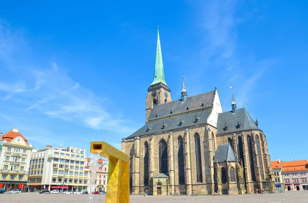 Det stora torget i Pilsen, Tjeckien med dominerande St. Bartholomew Cathedral och gyllene fontän. Historiska byggnader i centrum. Vacker stad i Böhmen, Tjeckiska republiken känd för sitt bryggeri — Stockfoto