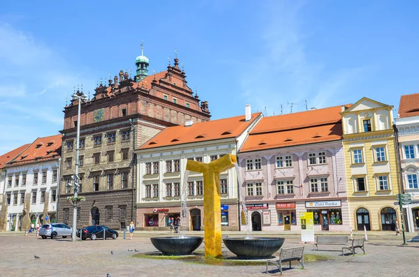 Plzen, Tsjechië - 25 juni 2019: Het centrale plein in Pilsen, Tsjechië met Rennaisance stadhuis en historische gebouwen in de oude stad. Gouden fontein op de voorgrond. Mensen op straat — Stockfoto