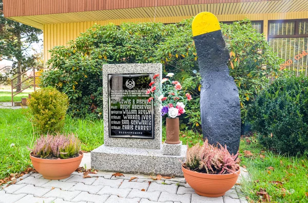 Ceminy, Czech Republic - 17 okt 2019: Memorial gewijd aan de bemanning van bommenwerpers B-17g die tijdens de Tweede Wereldoorlog is neergehaald. Wij Luchtmacht. Gedenktekst in het Tsjechisch en namen van slachtoffers — Stockfoto