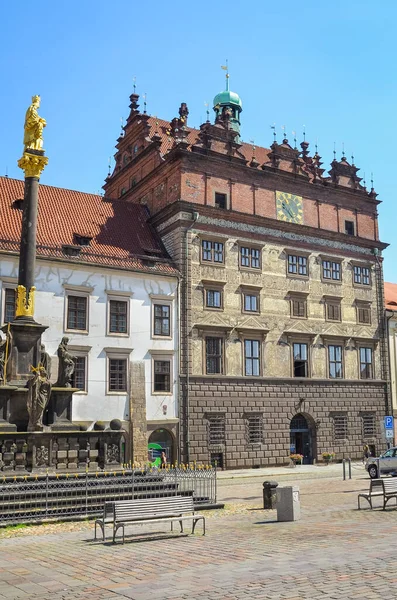 Pilsen, República Checa - 25 de junio de 2019: La plaza principal de Plzen, Chequia, con el Ayuntamiento de Rennaisance y la columna de la peste de Santa María. Centro histórico en la cuarta ciudad más grande. Bohemia — Foto de Stock