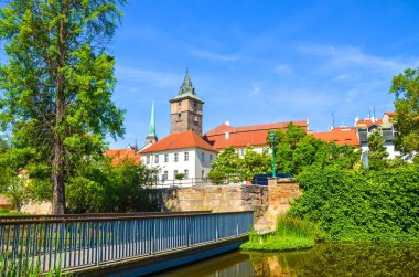 Çekçe Vodarenska vez, baskın Su Kulesi ile Çek Cumhuriyeti 'nin Pilsen şehrinin güzel manzarası, Mlynska Strouha tarafından parktan çekilmiş. Plzen şehri, Bohemya, Çek. Turizm beldesi