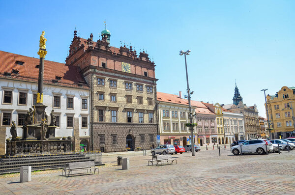 Plzen, Czech Republic - June 25, 2019: The main square in Pilsen, Czechia with Rennaisance City Hall building and St. Mary 's plague column. Старый город в Чехии четвертый по величине город. Богемия
