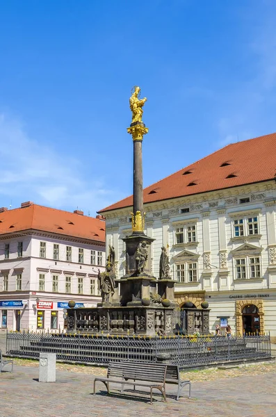 Plzen, República Checa - 25 de junio de 2019: Plaza principal en Pilsen, Chequia con la histórica columna de la peste de Santa María del siglo XVII. Edificios de la ciudad vieja de la cuarta ciudad checa más grande en el fondo — Foto de Stock