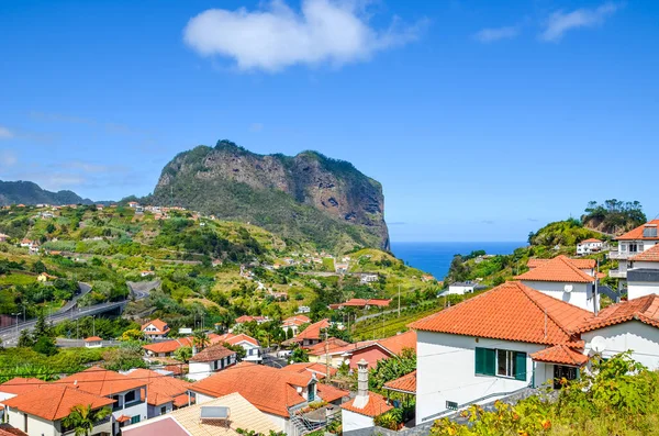 Csodálatos kilátás nyílik a falu Porto da Cruz Madeira sziget, Portugália. Kis város a hegyekben az Atlanti-óceán partjainál. Uralkodó szikla az óceán mellett. Portugál idegenforgalmi célpont — Stock Fotó