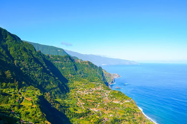 A Madeira-sziget gyönyörű északi partja, Portugália. Sao Jorge falu körül zöld dombok és trópusi erdők, sziklák az Atlanti-óceán. Kilátás a domb tetejéről. Idegenforgalmi hely — Stock Fotó