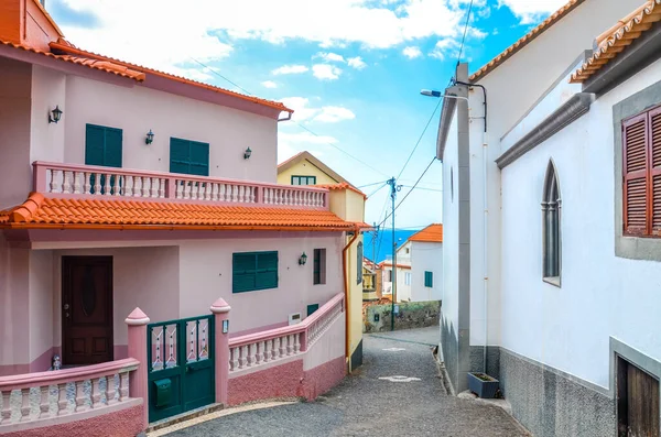 Edifícios na aldeia costeira Jardim do Mar, Madeira, Portugal. Águas do oceano Atlântico ao fundo. Rua estreita. Destino turístico. Fachada rosa — Fotografia de Stock