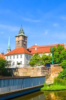 Pilsen, Batı Bohemya, Çek Cumhuriyeti 'nin baskın Su Kulesi, Çek Vodarenska Vezirinin dikey fotoğrafı, parkta Mlynska Strouha tarafından çekildi. Plzen şehri, Çek. Turist eğlencesi