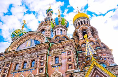 Kanlı Kurtarıcı Kilisesi 'nin dış görünüşü, St. Petersburg, Rusya. Renkli, zengin bir cephe ve soğan kubbeleri. Rusya 'nın en önemli turistik yerlerinden biri. Ortodoks Kilisesi