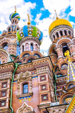 St. Petersburg, Rusya 'daki muhteşem Kan Kurtarıcı Kilisesi' nin ön cephesini kapatın. Soğan kubbeleriyle süslenmiş renkli bir bina. Meşhur Rus turist cazibesi. Ortodoks kiliseleri
