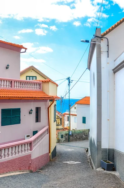 Casas en la ciudad costera Jardim do Mar, Madeira, Portugal. Aguas del océano Atlántico en el fondo. Calle estrecha. Arquitectura genérica. La vida cotidiana —  Fotos de Stock