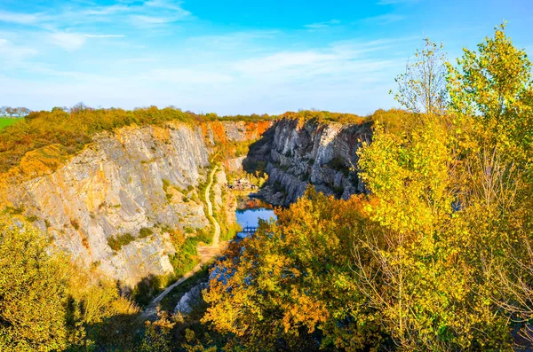 捷克共和国波希米亚部分淹没、废弃石灰石采石场Velka Amerika 。 旅游目的地，有时被称为捷克大峡谷。 美丽的风景。 捷克的自然 — 图库照片