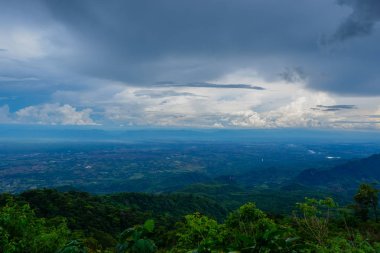 Arka planda dağlar ile kırsal manzara