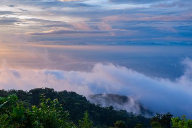 sabah soğuk hava bir deniz sis yavaş yüzen sis kapağı dağın üfleme gibi dağda kayan sis sis bir deniz benziyor olun