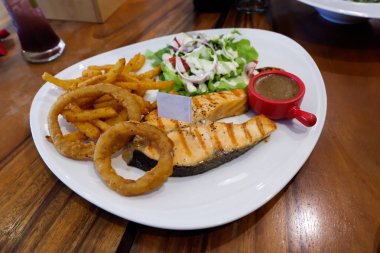 Lezzetli ızgara somon biftek ızgara ananas ile süslenmiş Teriyaki bebek patlıcan kabak ve biber biber sağlıklı tarzı akşam yemeği için