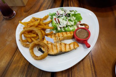 Lezzetli ızgara somon biftek ızgara ananas ile süslenmiş Teriyaki bebek patlıcan kabak ve biber biber sağlıklı tarzı akşam yemeği için