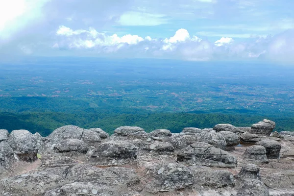 Bella Scogliera Pietra Con Foresta Sfondo Montagna — Foto Stock