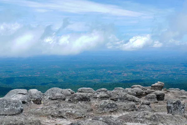 Bella Scogliera Pietra Con Foresta Sfondo Montagna — Foto Stock